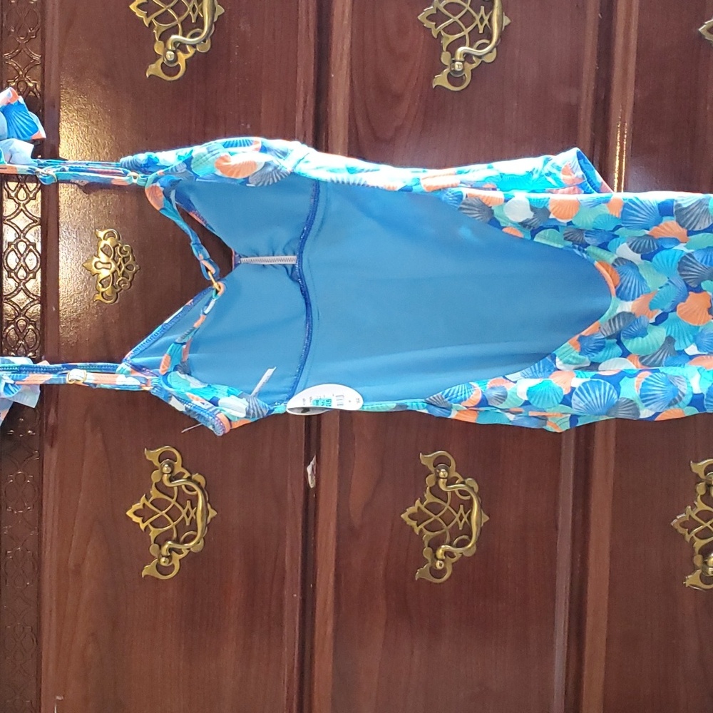 NWT clam shell design swim suit - Picture 5 of 7